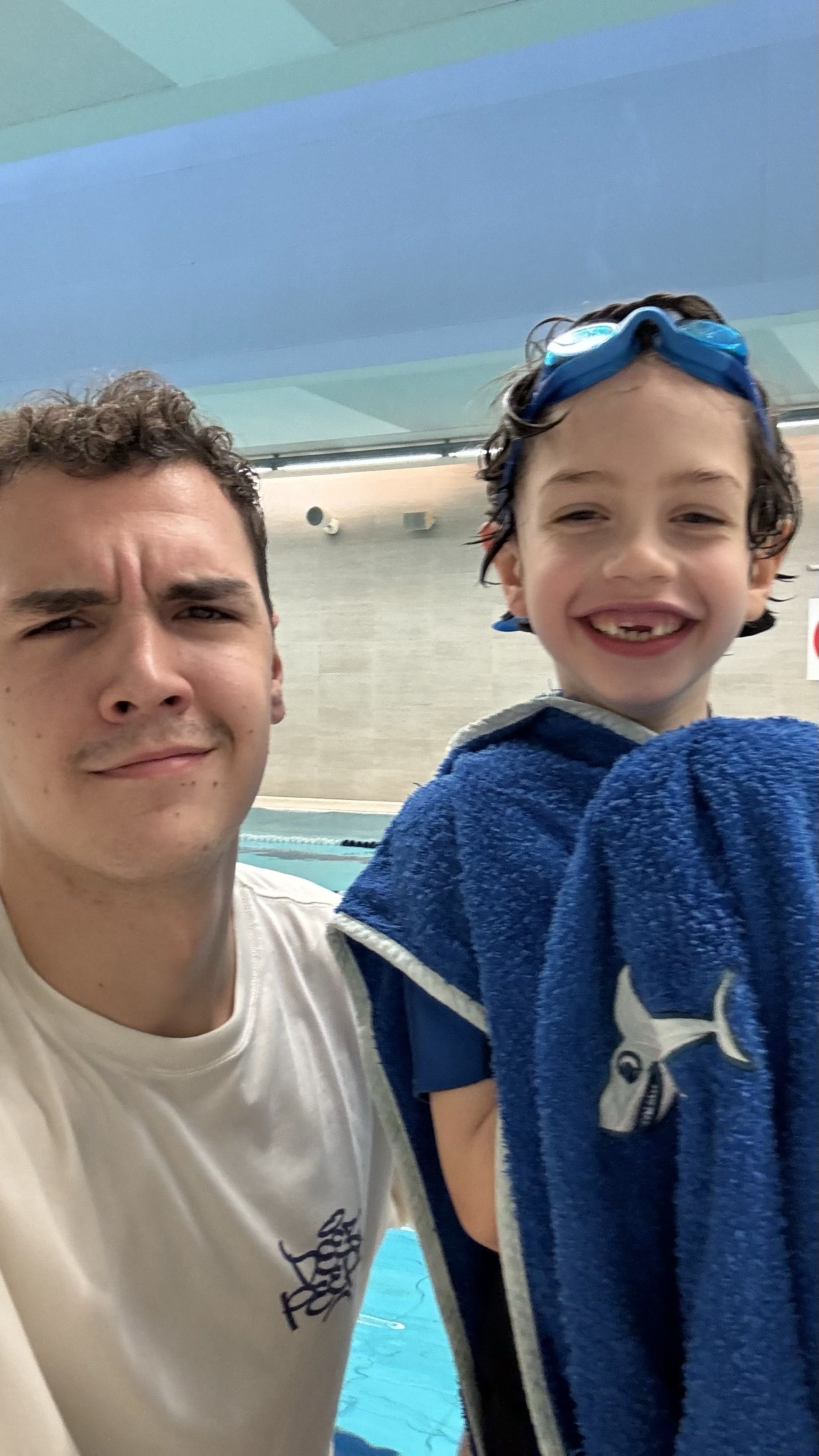 Artur Tsiukaeu — trener Swim Shark z uczniem